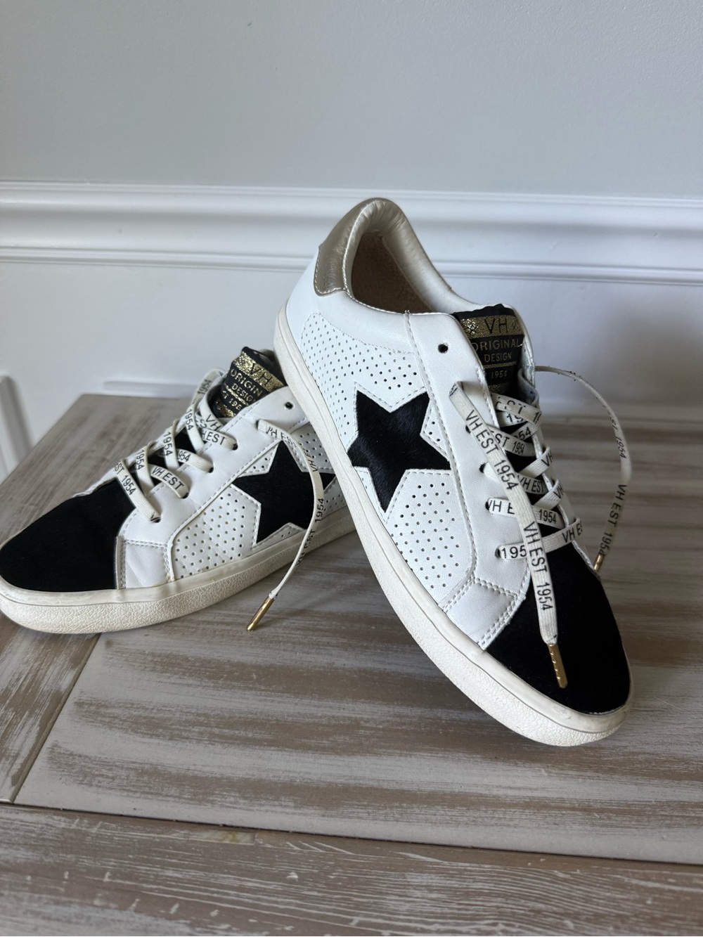 Vintage Havana White Sneakers with Black Star and Metallic Heel - Picture 3 of 7